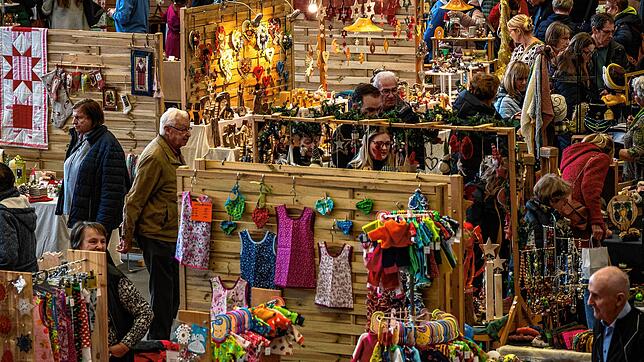 Dichtes Gedränge: Das Angebot des Adventsmarkts mit vielen selbst gemachten Erzeugnissen überzeugt die Besucher. So mancher ist von der ...
