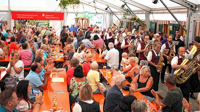 Der festliche Auftakt der Bohlinger Sichelhenke ist der musikalische Einmarsch mit der Erntekrone ins geschmückte Festzelt, dann kann ...