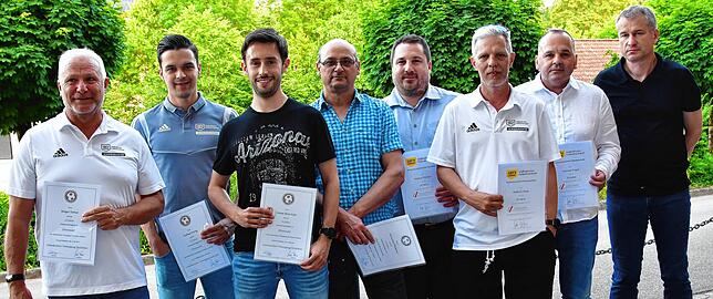 Ehrungen: Seit zehn Jahren sind (von links) Holger Trefzer (SV Hasel), Mathias Heilig (FC Erzingen), Stefan Mera-Linz (SV Schopfheim) ...