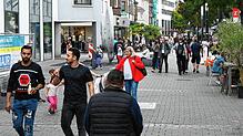 Die Singener Fußgängerzone &ndash; hier die August-Ruf-Straße &ndash; an einem späten Nachmittag.