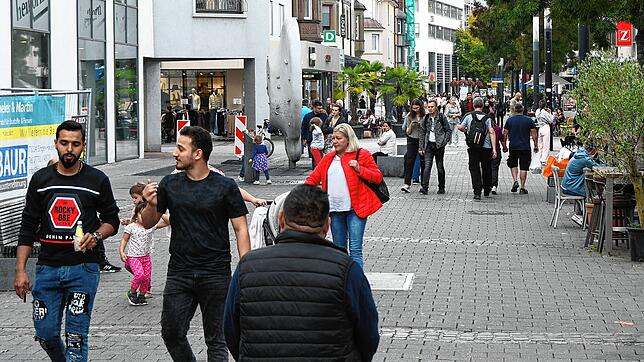 Die Singener Fußgängerzone &ndash; hier die August-Ruf-Straße &ndash; an einem späten Nachmittag.