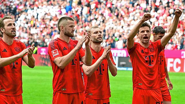 Münchens Harry Kane, Eric Dier, Konrad Laimer und Thomas Müller bedanken sich bei den Fans.