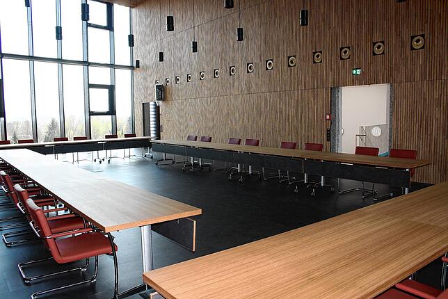 Blick in den Sitzungssaal des neuen Rathauses. Er wurde vor einigen Tagen möbliert.