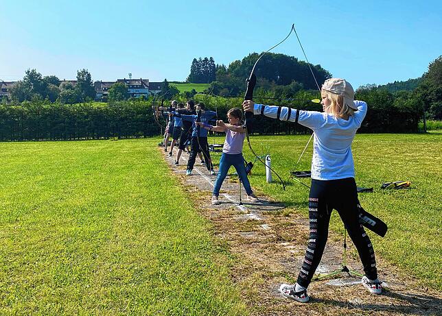 Aktuell kann der Bogensport-Club Blumberg im Außenbereich beinahe normal trainieren. Das Bild zeigt von rechts: Marla Flaig, Morgaine ...