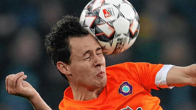Clemens Fandrich vom Zweitligisten Erzgebirge Aue spielt den Ball mit dem Kopf. Für Nachwuchsfußballer dauerhaft eine gesundheitliche ...