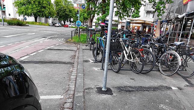 Eine weitere Engstelle. Hier geht es am Sankt-Gebhard-Platz von der Moltke- in die Theodor-Heuss-Straße.