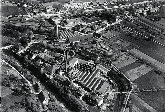 Luftaufnahme der Papierfabrik Albbruck vom 25. Mai 1925. In der oberen Bildhälfte ist gut die Hochrheinbahn mit dem Bahnhof Albbruck zu ...