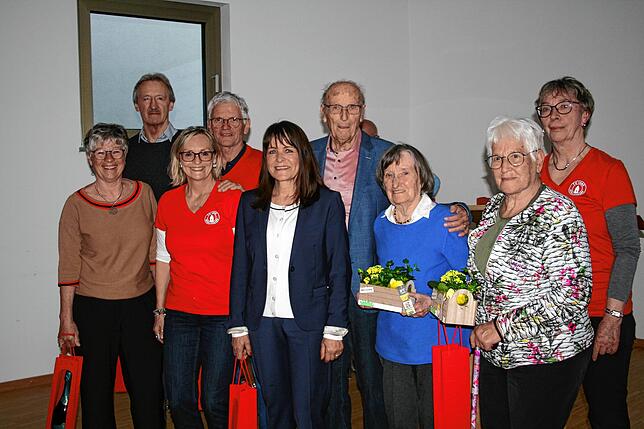 Geehrt für 50 Jahre Mitgliedschaft wurden Renate Nowack (vorne links) und Anita Alfano, für 75 Jahre Mitgliedschaft Inge Restle und ...