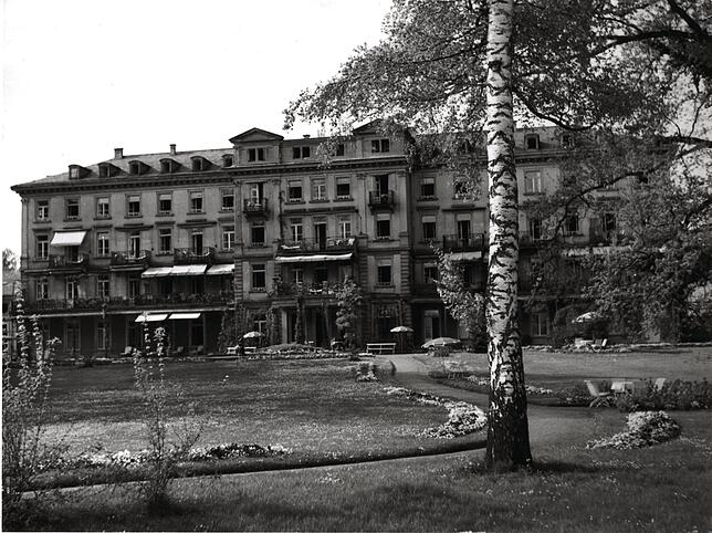 Das Ende: Bis Anfang der 70er-Jahre stand im Büdingen-Park das frühere Hotel und Sanatorium. Seither liegt das Areal im Dornröschenschlaf.