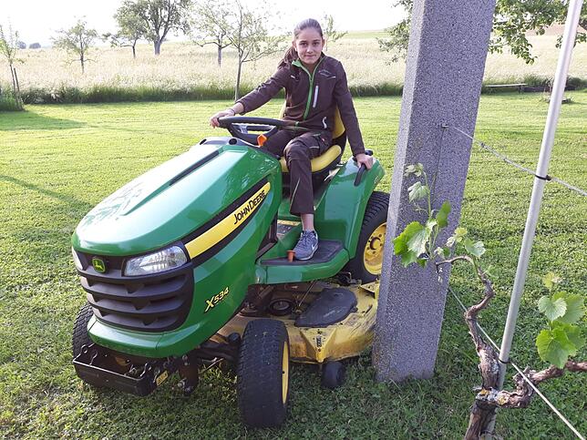 Markus Ritter aus Hilzingen-Hofwiesen setzt seine Tochter Morena (12) zum Mähen ein. Der Vater schreibt: „Wenn mal das Gras höher ...