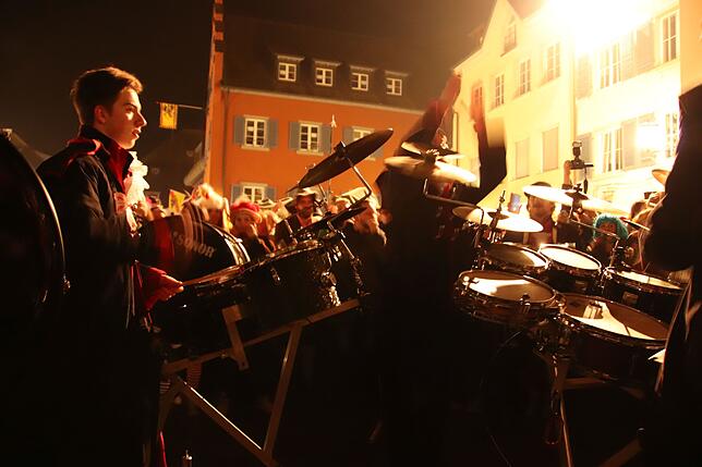 Die Guggevamps auf der Hofstatt: Die Party kommt ins Rollen, der Narrentag kann beginnen.