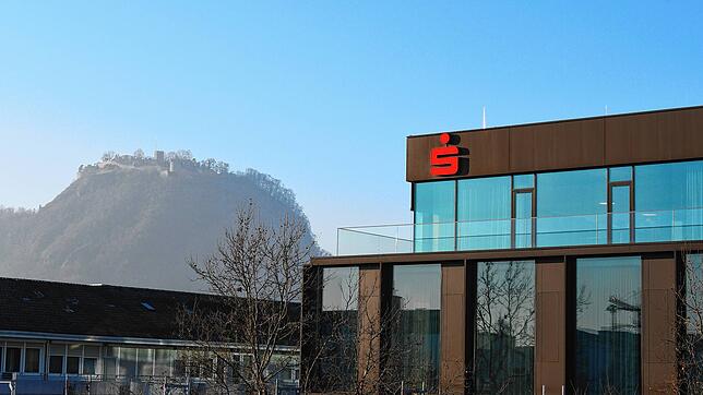 Die Zentrale der Sparkasse Hegau-Bodensee in Singen mit dem Hausberg Hohentwiel im Hintergrund. Vor dem Oberlandesgericht Karlsruhe hat ...