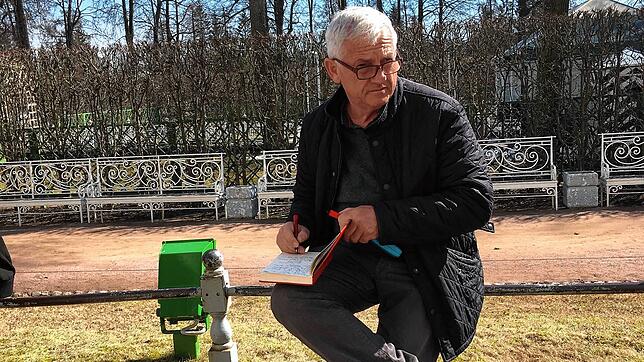 &bdquo;Wer versucht, einen Plot zu finden, wird erschossen&ldquo;: Dieser Satz von Mark Twain trifft auf Arnold Stadlers Roman zu. Er ...