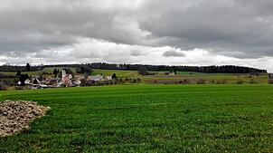 Auf dem bewaldeten Höhenzug im Hintergrund östlich der Teilgemeinde Betenbrunn sollen nach aktueller Planung mindestens drei ...