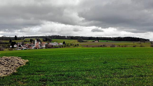 Auf dem bewaldeten Höhenzug im Hintergrund östlich der Teilgemeinde Betenbrunn sollen nach aktueller Planung mindestens drei ...