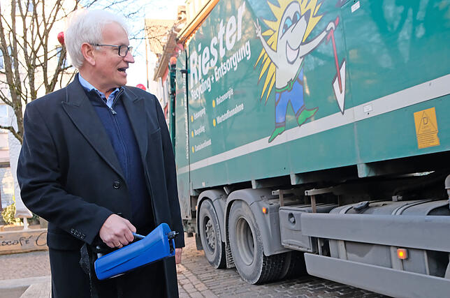 „Der muss einen Partikelfilter haben“: Bei diesem Lastwagen auf dem Münsterplatz staunte selbst Jürgen Resch über die ...