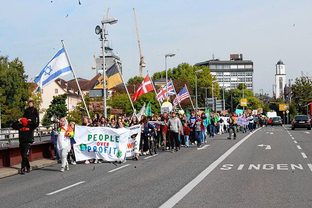 Bild 2: &bdquo;Wir geben nicht auf&ldquo;: Mehr als tausend Teilnehmer demonstrieren beim globalen Klimastreik