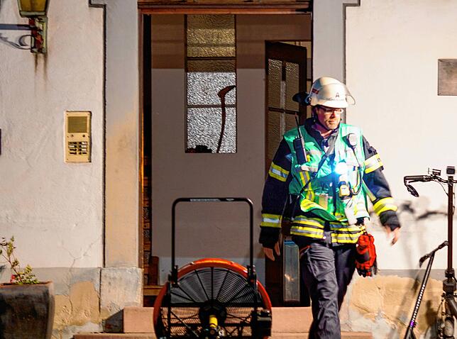 Mit einem großen Ventilator wird der Rauch aus Treppenhaus und Keller gepustet.