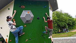 Jugendliche der Kletterjugend des DAV testen den Boulder-Pilz nach der offiziellen Freigabe. Die Anlage ergänzt den ...