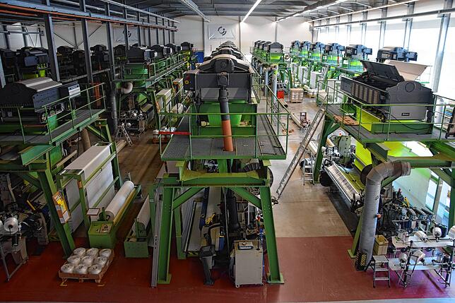 Blick in die Murger Produktionshalle der Global Safety Textiles. Die modernen Webmaschinen stellen hier noch vor allem Textilien für ...