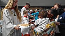 Brot verbindet Kulturen und Religionen: Beim Gottesdienst in der Kirche St. Columban hatte die Besucher Gelegenheit, ganz verschiedene ...