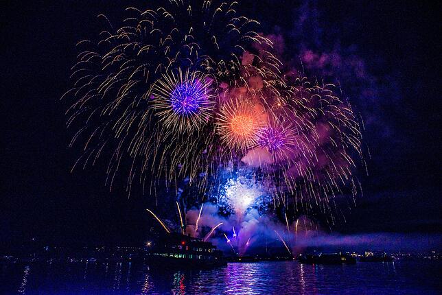 Bild 14: Das Seenachtfest-Feuerwerk vom Logenplatz am Yachthafen: Der Konstanzer Teil in Bildern