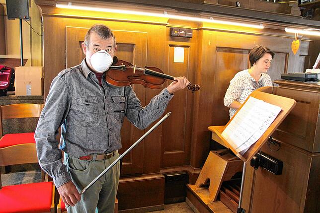 Martin Junginger spielte „Highland Cathedral“ auf der Violine und den Orgel-Computer bediente Manuela Koblbauer.