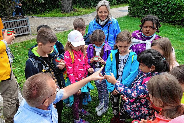Die Klasse 2a und Lehrerin Ramona Scholten lassen sich von Alexander Pieh erklären, warum Heuschrecken so einen Krach machen.