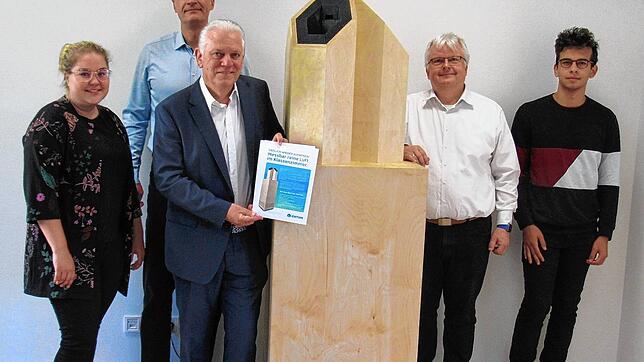 Anna-Maria Merz (Wirtschaftsförderin) (von links), Bürgermeister Arne Zwick, Michael Pawellek (Geschäftspartner Firma Eltroplan), ...