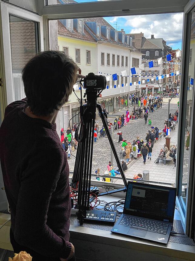 Lukas Ondreka von der Online-Redaktion steht mit seinem Equipment bereit: Der Livestream vom Dienstagsumzug der Villinger Fasnet kann ...