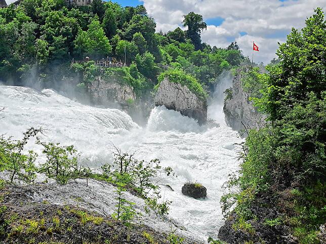 Hier zeigt sich mit welcher Wucht das Wasser auf den Rheinfall zu fließt.