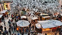 Stände mit Glühwein, Kulinarischem, Künstler, Kunsthandwerker und Händler präsentieren einen bunten Mix während der Meßkircher ...