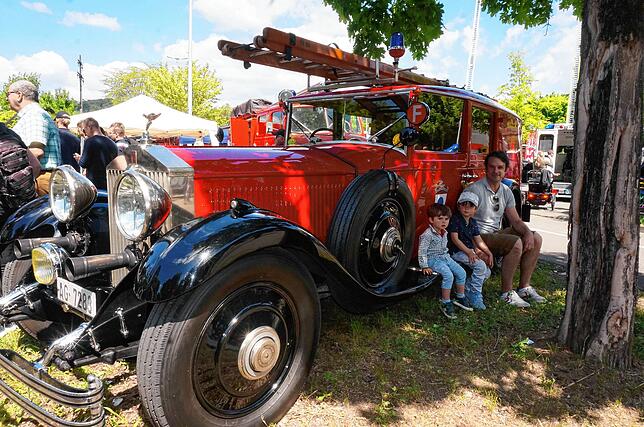 Die Feuerwehr Lenzburg (CH) ist mit einem Feuerwehrlöschwagen aus den 1940er Jahren nach Tiengen gekommen, auf dem Trittbrett sitzen ...