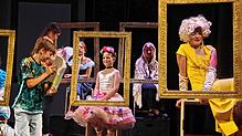 Im Theaterstück „Der letzte Schrei“: Tagsüber sitzen sie still und stumm Modell für eine Schulklasse, nachts erwachen die Kunstwerke – ...