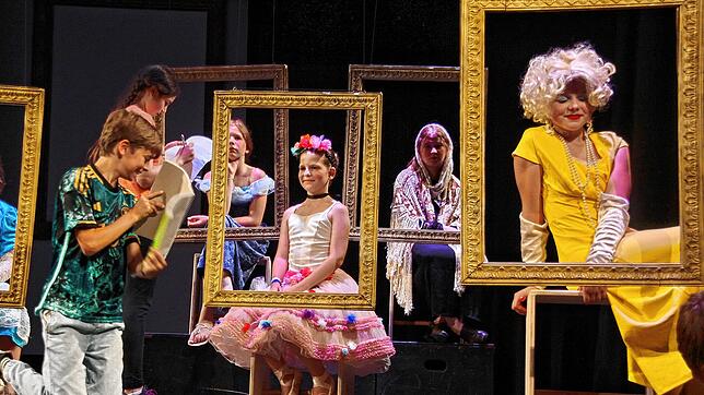 Im Theaterstück „Der letzte Schrei“: Tagsüber sitzen sie still und stumm Modell für eine Schulklasse, nachts erwachen die Kunstwerke – ...