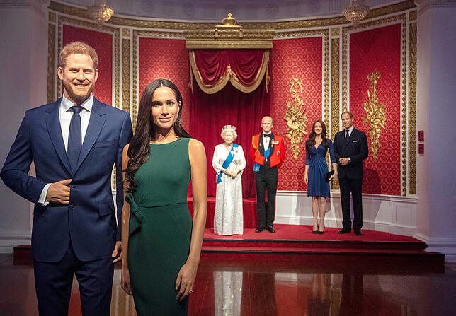 Im Londoner Wachsfigurenmuseum Madame Tussauds stehen Harry und Meghan schon von der Familie weggerückt.