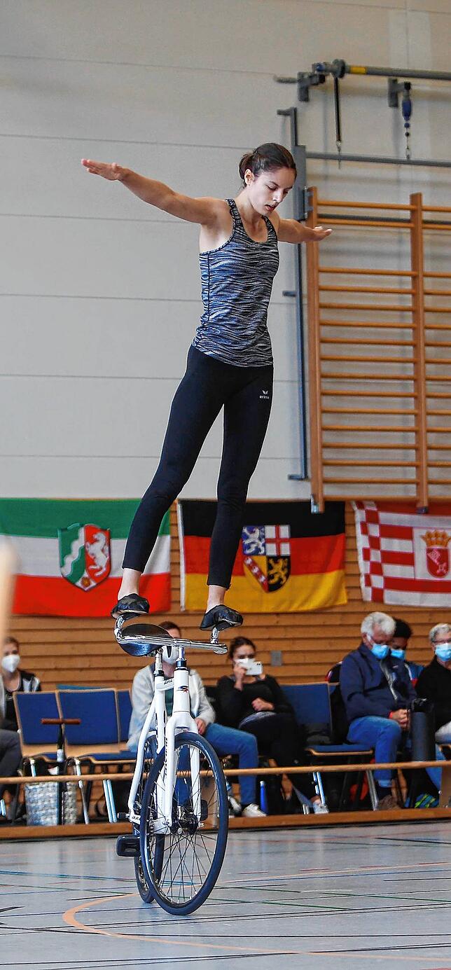 German Masters in Pfedelbach: Alisa Lais vom RSV Wallbach blieb trotz des hier sauber ausgeführten „Maute-Sprung“ etwas ...