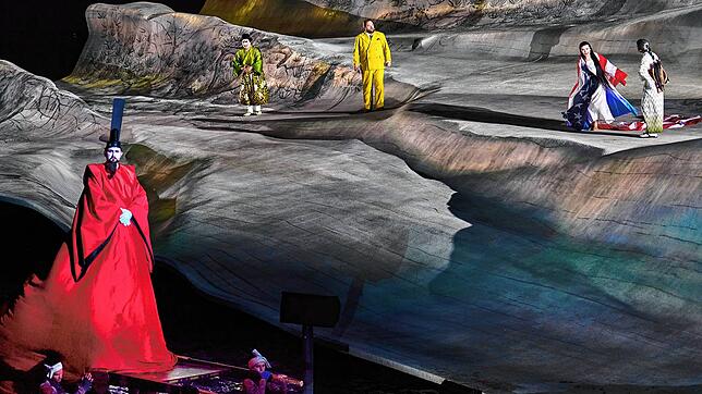 Der Bodensee spielt mit: Der Fürst Yamadori wird auf einer Sänfte durch das Wasser getragen.