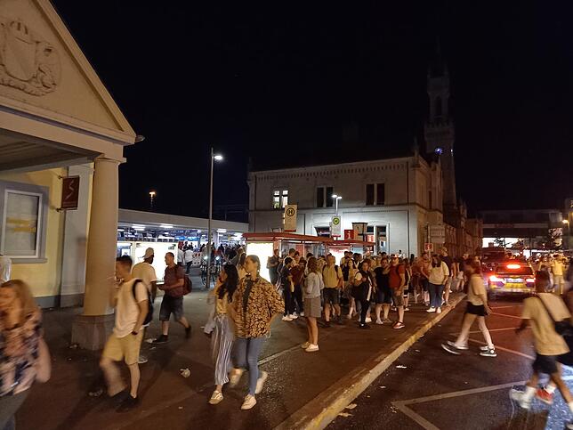 Nach Ende des Feuerwerks kehren die Besucher gesittet zurück.