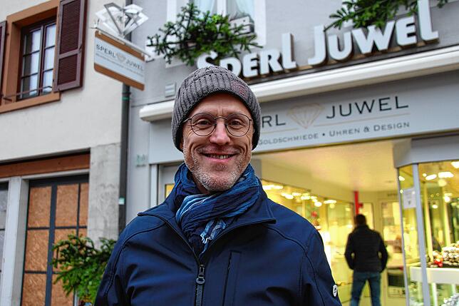 Bild 13: So schön! Besucher genießen den Waldshuter Weihnachtsmarkt