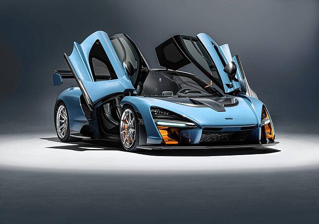 Der britische Hersteller McLaren steht für Höchstgeschwindigkeit – hier das Modell Senna mit Flügeltüren.