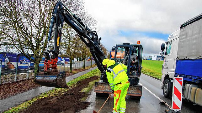 Mitarbeiter einer Spezialfirma tauschen an der Dürrheimer Straße in Höhe des Fürstenberg Außenlagers, das Erdreich aus.