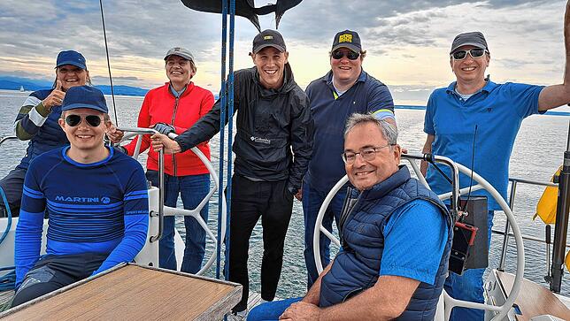 Die Gewinner des SÜDKURIER-Gewinnspiels auf der Segelyacht am Ende des Rennens. Von links nach rechts: Petra Gieringer, Felix Bohnacker, ...