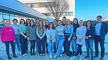 Bei einer Feierstunde werden die ersten Hebammen-Studentinnen ins Berufsleben verabschiedet (in alphabetischer Reihenfolge): Miriam ...