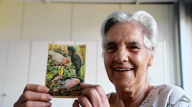 Dorothea Kapferer zeigt das Sammelbild, das SÜDKURIER-Abonnenten im Januar 1960 erhalten haben.