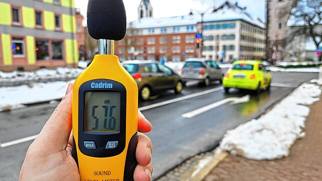 Eine kleine Testmessung zeigt: Drei gerade zum Stehen kommende Autos in der Bickenstraße in Villingen ergeben, inklusive Umgebungslärm, ...