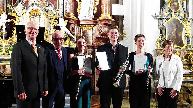Die Preisträgerinnen und der Preisträger mit ihren Gratulanten (von links): Klaus Danner (Präsident Rotary Club Waldshut-Säckingen), ...