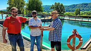 Lothar Reckziegel, Vorsitzender Förderverein Naturbad, Naturbadbetreiber Deniz Yildiz und Norman Pietsch, Vorsitzender DLRG Gruppe ...