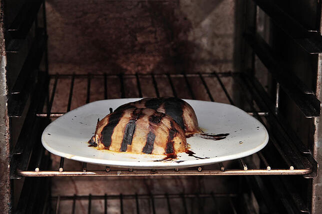 Zweimal zehn Minuten wird die Aubergine mit Miso-Marinade im Ofen geschmort.