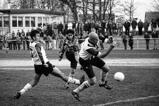 Das waren Zeiten: Tore schoss Sascha Stauch (Mitte) auch schon für den SV 08 Laufenburg in der Verbandsliga. Hier zieht er in der Partie ...